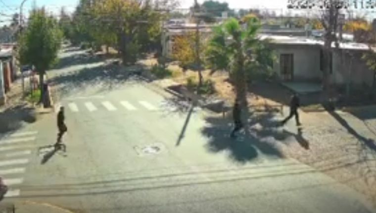 Los policías desplazándose a pie tras el alerta por una altercado familiar en Maipú.&nbsp;