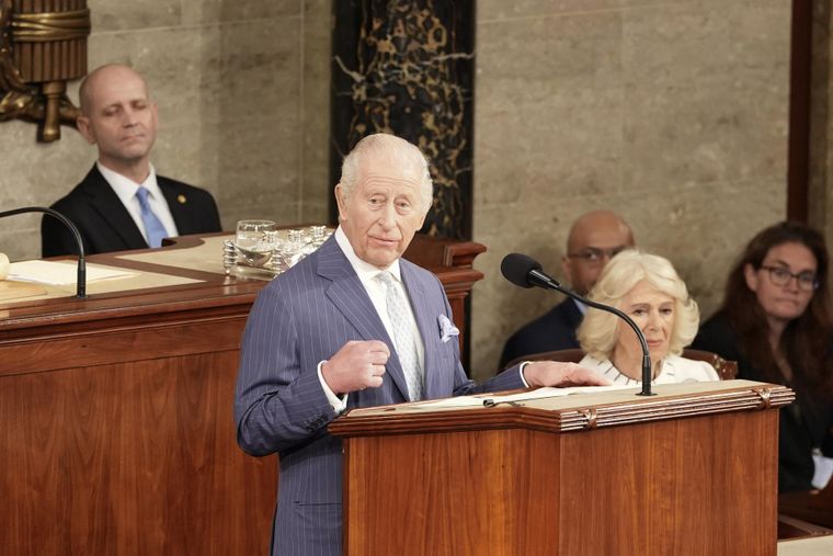 La reina consorte Camila de Reino Unido acompañó al rey Carlos III en su visita al Congreso de Estados Unidos.
