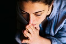 Desde la frustración laboral a la responsabilidad excesiva por problemas globales: son muchas las razones que influyen en el bienestar emocional y mental de los jóvenes. Foto: GETTY IMAGES