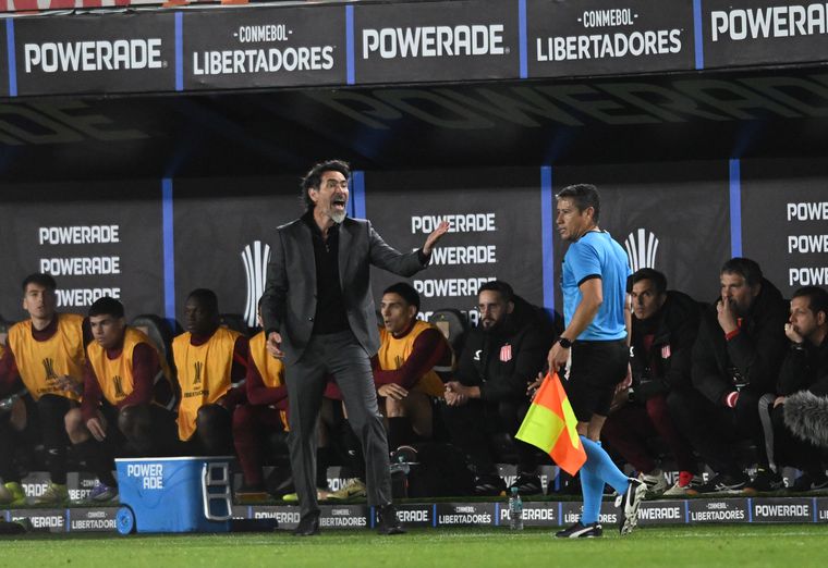 Eduardo Domínguez, visiblemente herido, trató de levantar al pueblo de Estudiantes tras quedar afuera de la Libertadores.