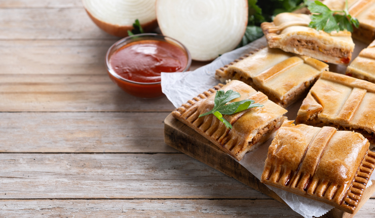 Aunque la versi&oacute;n m&aacute;s conocida es de at&uacute;n, la receta admite rellenos de carne, mariscos, chorizo o incluso vegetales, seg&uacute;n la regi&oacute;n y el gusto personal.