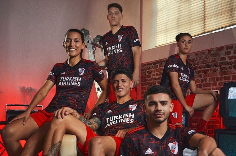 La camiseta de la polémica Los hinchas castigaron la falta de creatividad Foto: Twitter