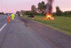 El vehículo del conductor que causó la tragedia se prendió fuego al costado de la autopista Foto: NA El vehículo del conductor que causó la tragedia se prendió fuego al costado de la autopista Foto: NA