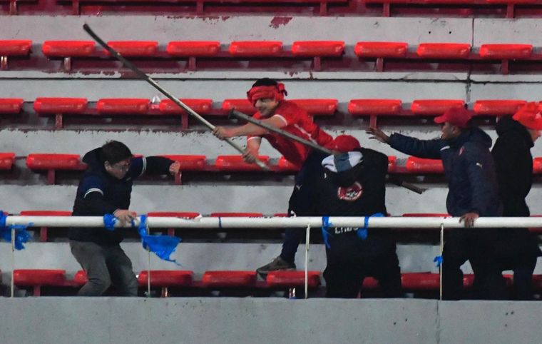 El partido entre Independiente y Universidad de Chile por la Copa Sudamericana fue suspendido tras una batalla campal en las tribunas.