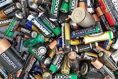 Separar las pilas usadas es el primer paso para evitar la contaminación del suelo y el agua.