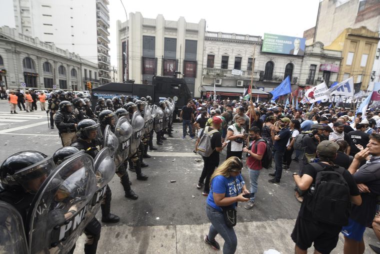 Piqueteros cortan el Puente Pueyrredón.&nbsp;