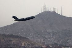 Foto: EPA. Uno de los últimos vuelos en despegar desde Kabul marcando la salida de EE.UU. de Afganistán.