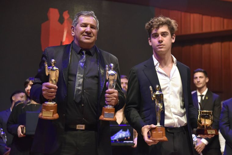 Franco Colapinto y el padre de Emiliano Martínez con las estatuillas otorgadas por el Círculo de Periodistas Deportivos. Foto: Noticias Argentinas