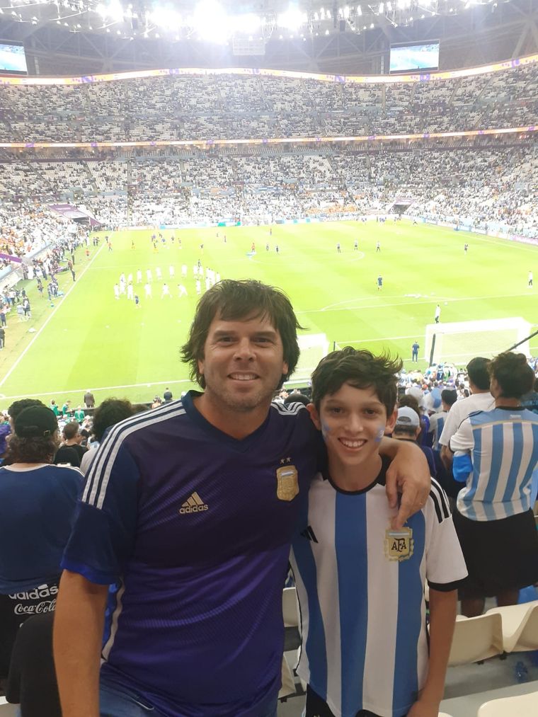 Felipe y su hijo en el estadio, listos para ver a la Selección argentina