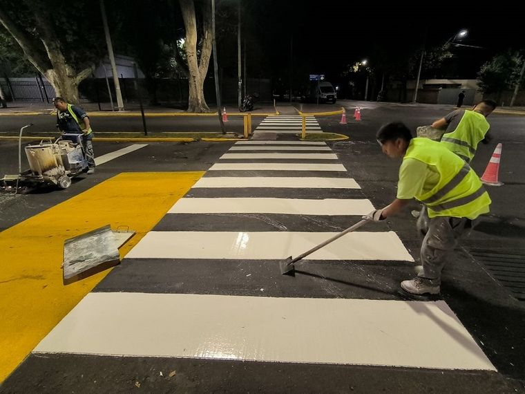 Godoy Cruz completa la renovación del Puente Olive con trabajos de demarcación. Godoy Cruz completa la renovación del Puente Olive con trabajos de demarcación.