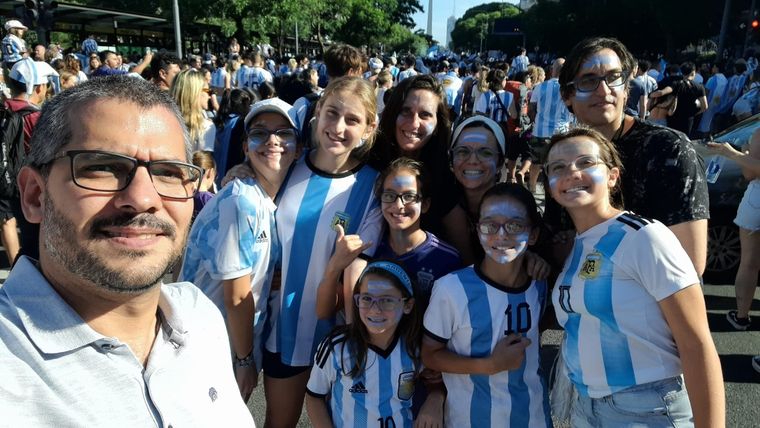 Nuestra columnista, Lucrecia Saenz junto a su familia.