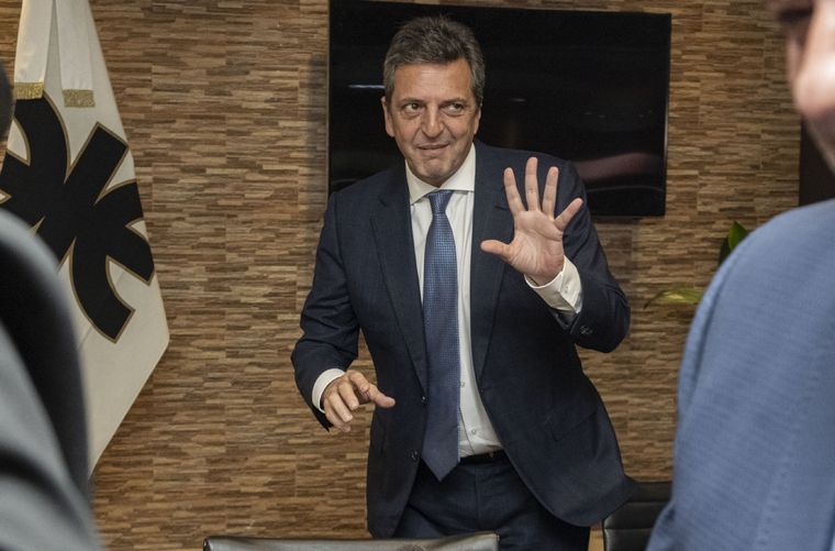 El ministro Sergio Massa, tiene claro el objetivo de buscar superávit tanto comercial como fiscal pero la montaña de vencimientos con el FMI y acreedores privados, así como la pérdida de competitividad de la economía, condicionan sus planes. Foto: Télam