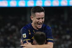 Ander Herrera festeja con Zenón el segundo gol de Boca en Santiago. El español jugó su mejor partido desde que llegó al club. Foto: Prensa Boca Juniors