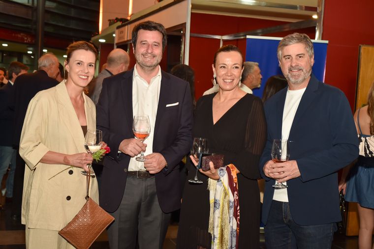 Eliana Castaño, José Manuel Videla Saenz, Marcelo Alvarez y Roberta Garfunkel, listos para disfrutar de la gastronomía italiana. Eliana Castaño, José Manuel Videla Saenz, Marcelo Alvarez y Roberta Garfunkel, listos para disfrutar de la gastronomía italiana.