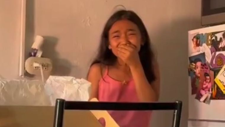 La emoción de la pequeña se volvió viral. Foto: Captura video