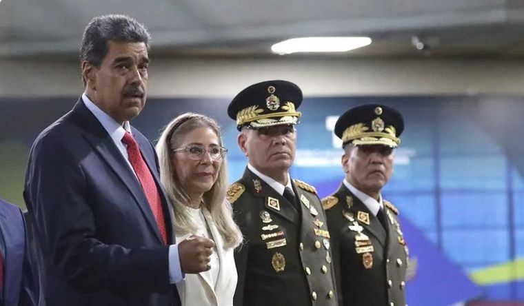Nicolás Maduro (i), acompañado de su esposa, Cilia Flores (2i) y su ministro de Defensa, el general Vladimir Padrino López (c). Foto Efe