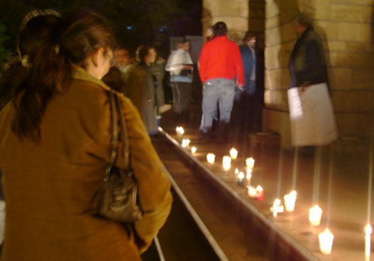 Los manifestantes prendieron velas en la Casa de Gobierno.