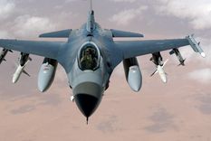 Caza F-16.