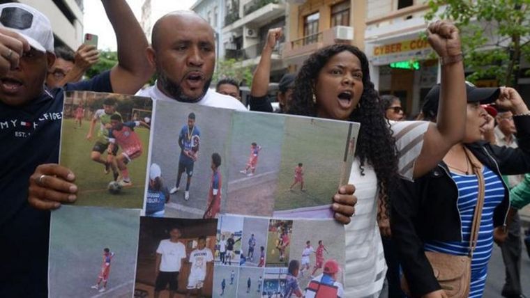 Familiares de los niños desaparecidos protestan en las calles de Guayaquil. Foto: Getty Images