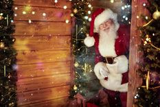 Se le agitan la barba y la panza cuando ríe al irse después de dejar los regalos navideños. Foto: Shutterstock Se le agitan la barba y la panza cuando ríe al irse después de dejar los regalos navideños. Foto: Shutterstock