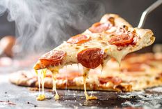 Con ocho locales seleccionados y dos dentro del top 10, Mendoza logró una presencia destacada en el mapa nacional de la pizza. Foto: Canva