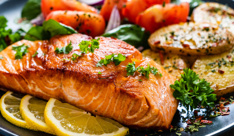 Salmón al horno con vegetales: una combinación perfecta de sabores y nutrientes en tu plato Foto: Shutterstock