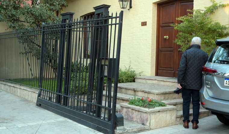 El vehículo rompió el portón en la entrada de la propiedad ubicada sobre Martínez de Rozas. El vehículo rompió el portón en la entrada de la propiedad ubicada sobre Martínez de Rozas.