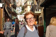 Elva en uno de sus viajes en Cinque Terre, Italia Foto: IG @viajeraabuelita