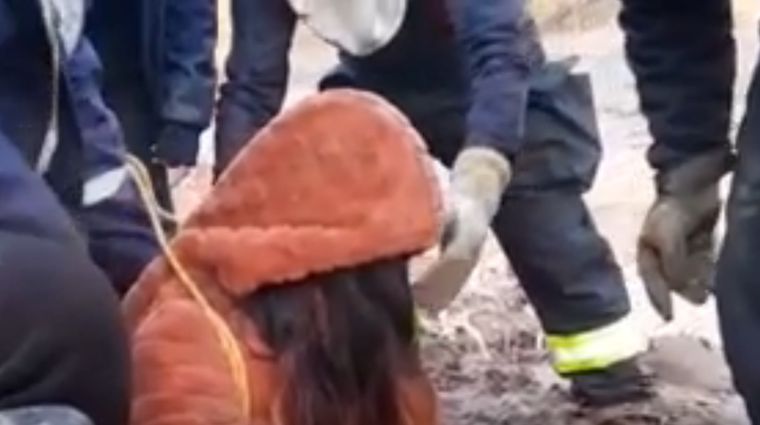 La maestra siendo rescatada.