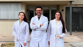 El equipo del Conicet que investigará los posibles tratamientos para el Alzheimer está liderado por Lucas J. Sosa se completa con las científicas Valentina Gesto y Romina Aimar.