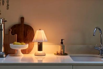 MDZol | Las lámparas pueden aportar una calidez y una suavidad inesperadas a un espacio que suele ser muy funcional. Foto: BTC original