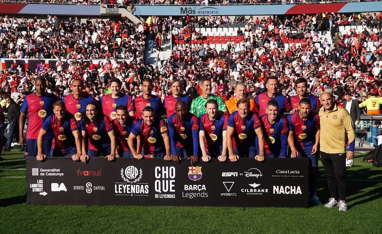 El plantel que presentó Barcelona en el Choque de Leyendas ante River en el Más Monumental.&nbsp;