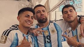 Thiago Almada, Nicolás Otamendi y Exequiel Palacios durante la divertida producción de fotos de la Selección argentina. Thiago Almada, Nicolás Otamendi y Exequiel Palacios durante la divertida producción de fotos de la Selección argentina.