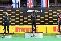 imperdible: mira los robots que entregaron los premios de la f1 para mantener la distancia