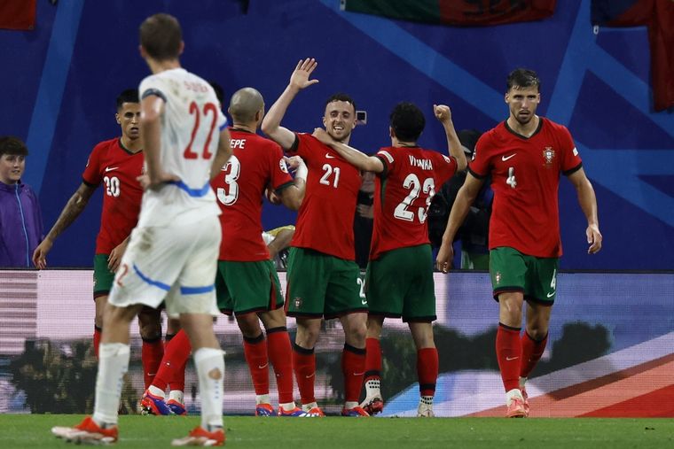 El elenco portugués remontó el resultado y festejó en la primera fecha. Foto: EFE