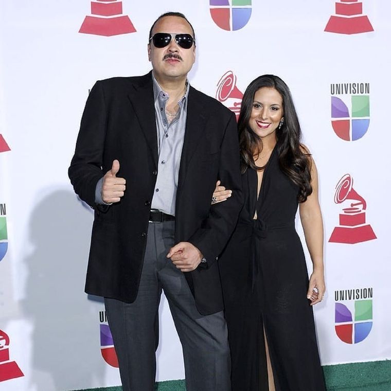 Pepe Aguilar y su esposa Aneliz Alvarez Foto: Instagram