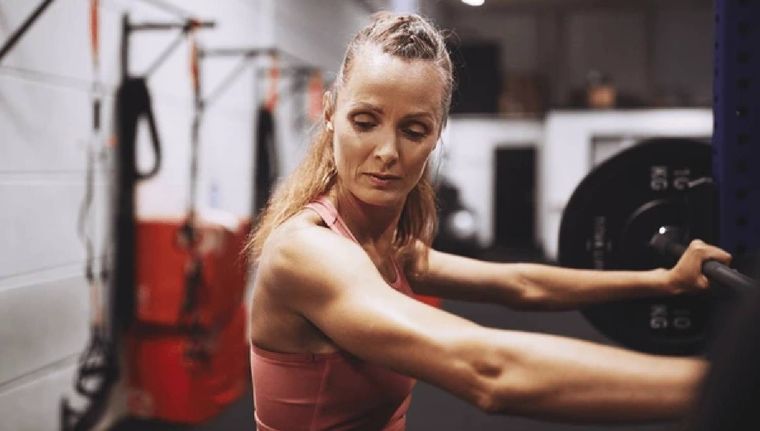 Qué ejercicios debes hacer para fortalecer tu cuerpo en la menopausia (Shutterstock). Foto: Archivo