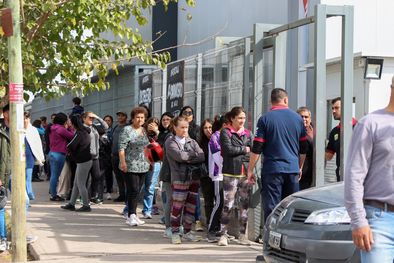 MDZol | Las filas se registraron en los grandes mayoristas de la provincia. Foto: Santiago Tagua