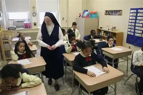 Los colegios jesuitas, especialmente en las clases alta y media-alta, muestran la predominancia de un currículum gerencial que busca formar individuos racionales. Los colegios jesuitas, especialmente en las clases alta y media-alta, muestran la predominancia de un currículum gerencial que busca formar individuos racionales.