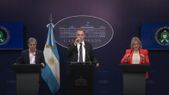Manuel Adorni dio una conferencia de prensa escoltado por Luis Caputo y Alejandra Monteoliva.