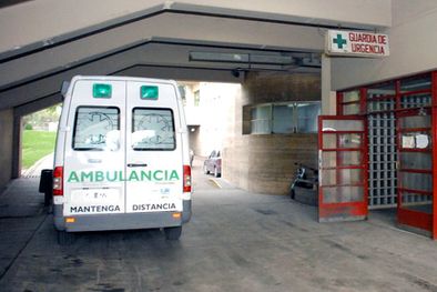 MDZol | La chica herida y su familia ingresaron a la madrugada a la guardia del Central. Foto: Marcelo Ruiz / MDZ