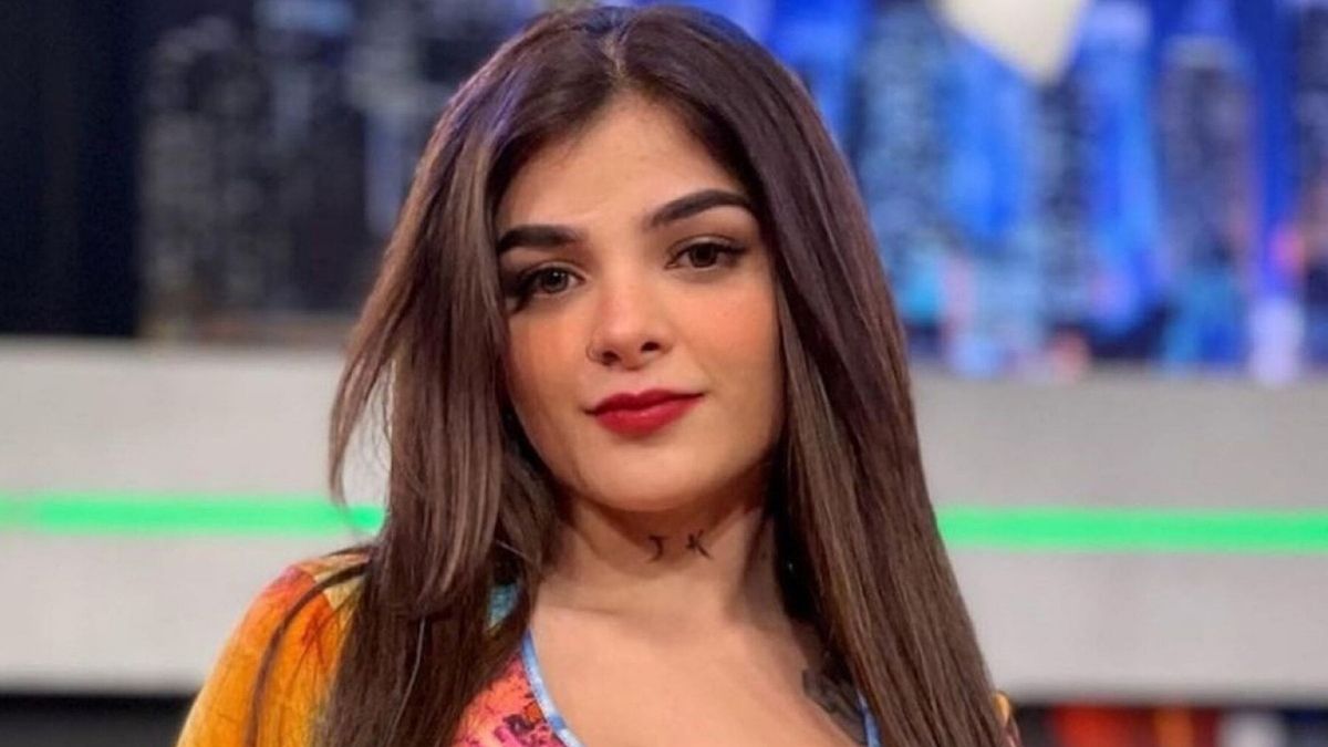Recostada sobre la cama, Karely Ruiz desata una oleada de suspiros