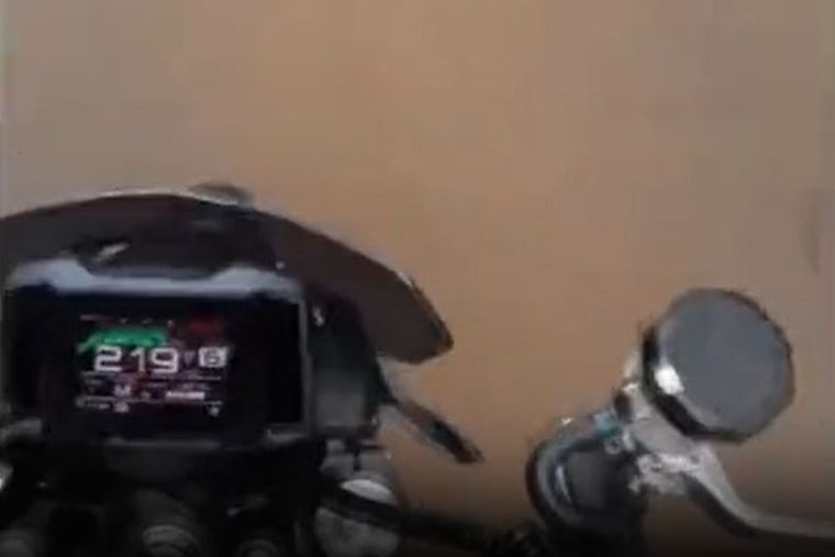 Se grabó manejando a 219 km/h Foto: Captura de video