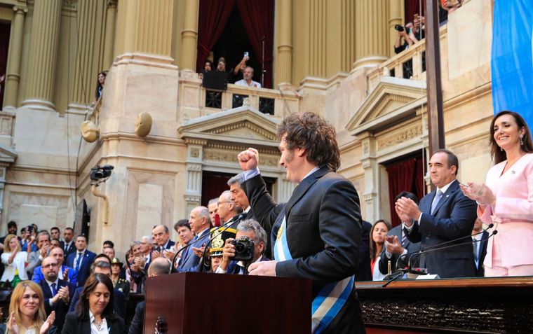 Manrique escuchó de espaldas el discurso de Javier Milei Foto: Noticias Argentinas