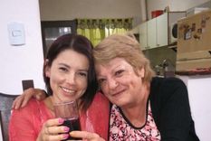 Natalia junto a Esther. Ella siempre me dijo, hija nunca un paso hacia atrás, usted avance aún cuando todo lo impida Foto: Natalia Contini