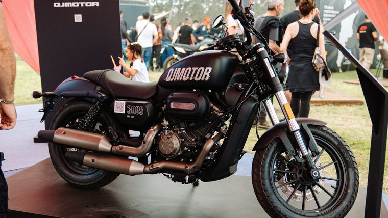 QJMOTOR potencia su gama Adventure en el Travel Fest