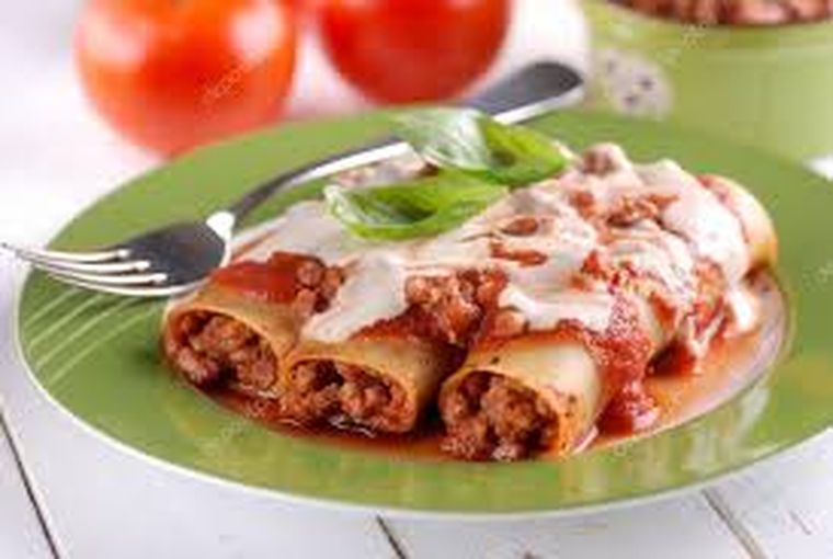 La receta de canelones de carne con salsa de tomate tiene raíces italianas, pero se popularizó en muchas cocinas del mundo con variantes locales. La receta de canelones de carne con salsa de tomate tiene raíces italianas, pero se popularizó en muchas cocinas del mundo con variantes locales.