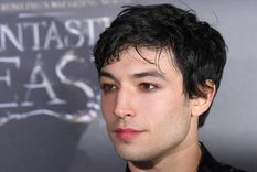 Foto: https://elcomercio.pe/tvmas/hollywood/ezra-miller-padres-de-joven-de-18-anos-acusan-al-actor-de-suministrar-drogas-a-su-hija-tokata-iron-eyes-noticia/