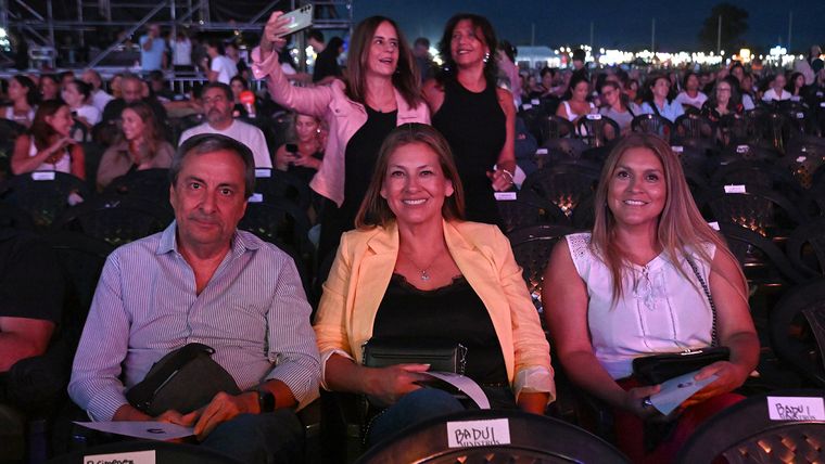 Enrique Thomas, Julia Echegaray y Paola Echegaray. Enrique Thomas, Julia Echegaray y Paola Echegaray.