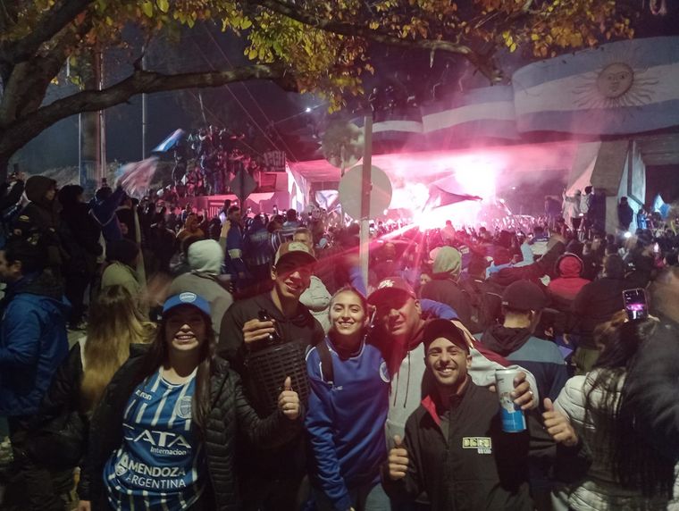 Los hinchas de Godoy Cruz festejaron los 104 años del club.